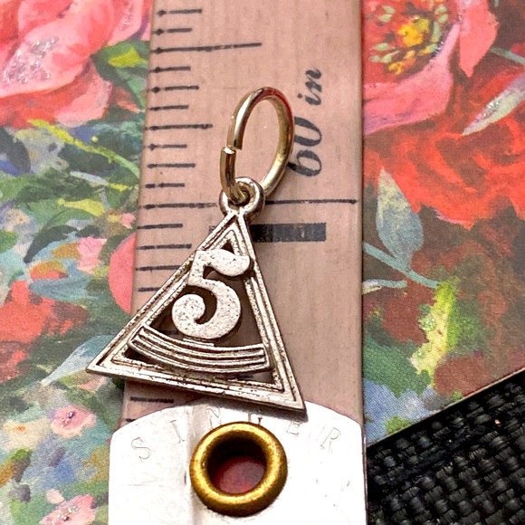 5/$10❤️❤️❤️Vintage 80s “5” Triangle Charm Stamped Sterling - Picture 3 of 3